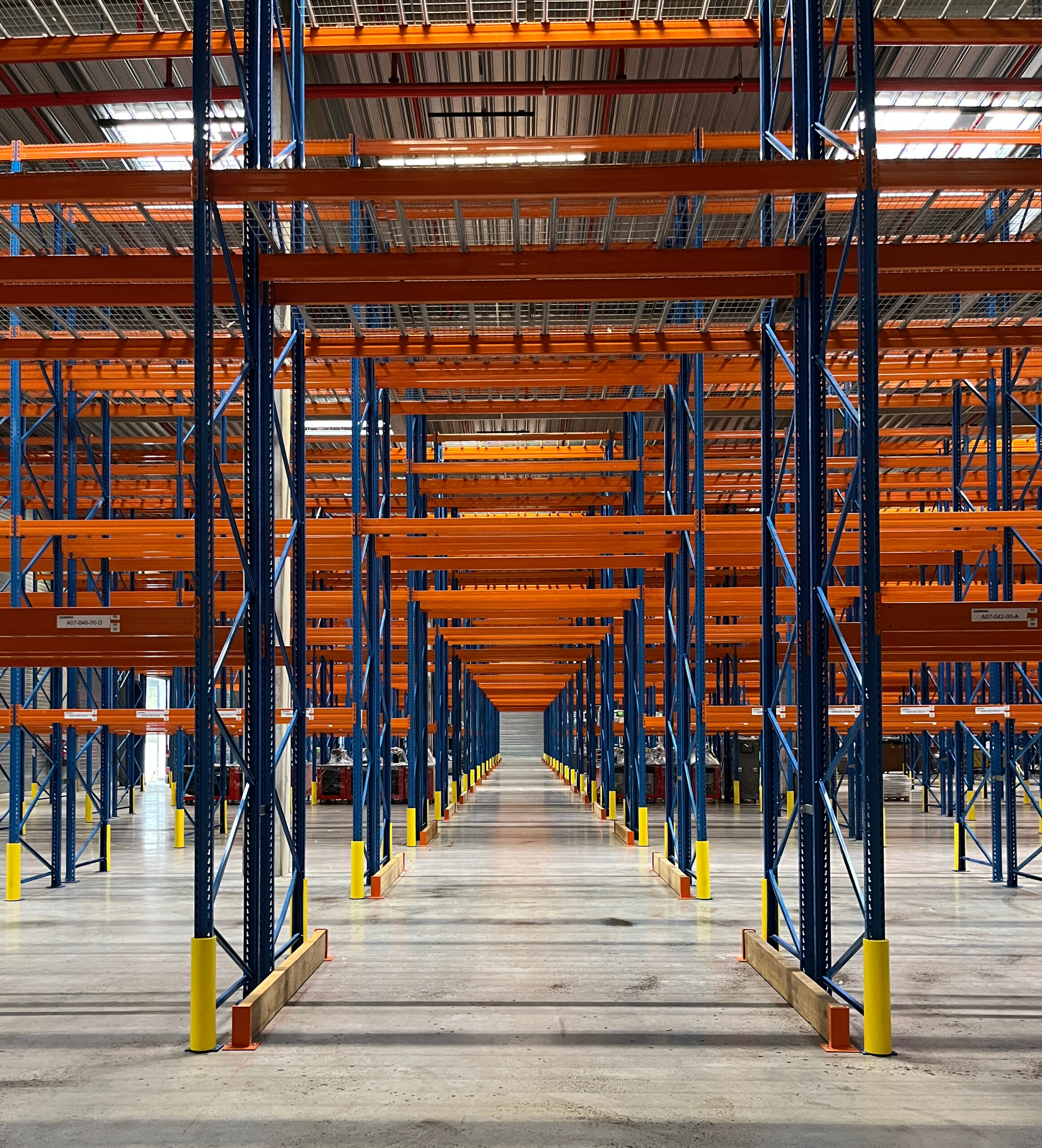 Installation de rayonnage industriel pour optimisation logistique d’un entrepôt en Île-de-France